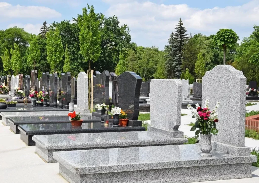 Pierres tombales polies et monument funéraire en granit au cimetière de Châtellerault.